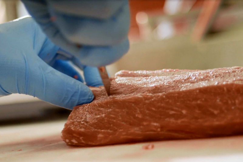 CHEFS CULINAR schneidet, kalibriert und mariniert die Fleischstücke auf Wunsch